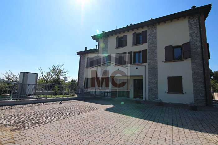 Appartamento con 5 locali in vendita in Vai Ara Montebello, Castellarano