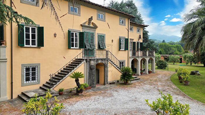 Casa con 12 locali in vendita in Via dei Gambarini, Lucca