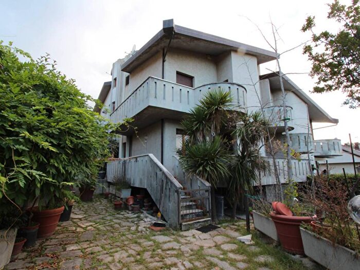 Casa con 6 locali in affitto in Via Ancona, La Pigna Pigna Bassa, Folignano