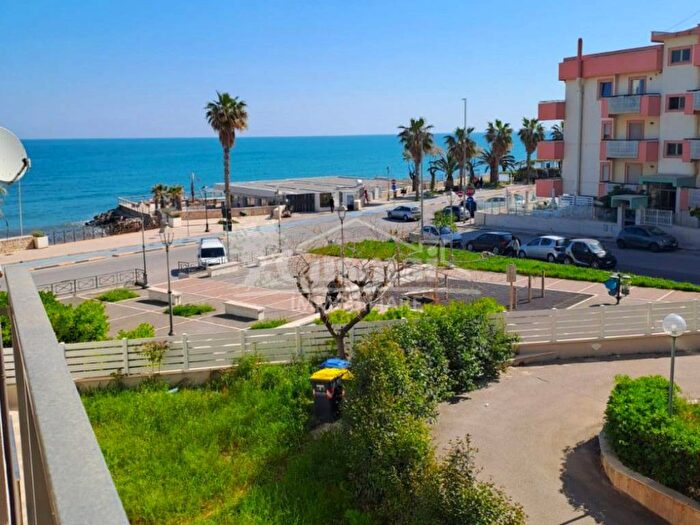 Appartamento trilocale in affitto in Via San Magno, Trani