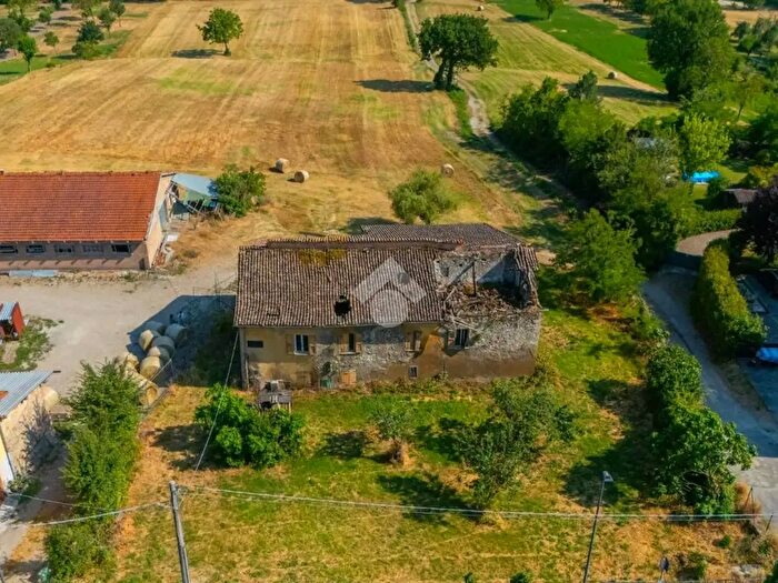 Casa con 8 locali in vendita in Via Martelli, Vezzano Sul Crostolo