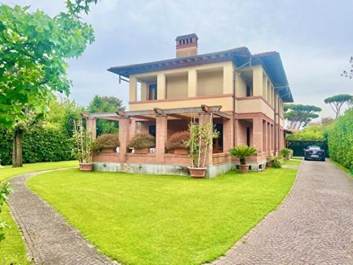 Casa con 6 locali in affitto in Forte Dei Marmi