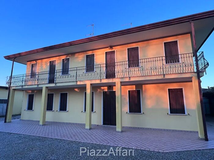 Casa con 6 locali in vendita in Via Cansiglio, Piove Di Sacco
