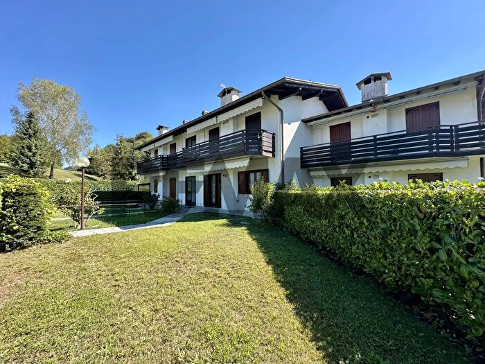 Appartamento trilocale in vendita in Via Aviatico, Selvino