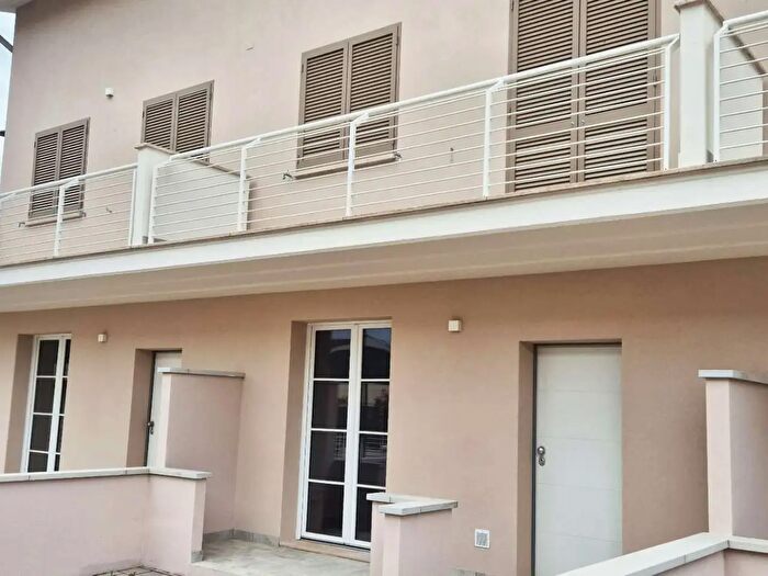 Casa con 6 locali in vendita in Montale