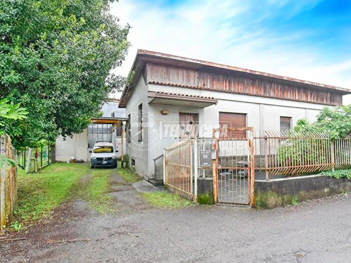 Casa quadrilocale in vendita in Via Pinerolo, Cantu