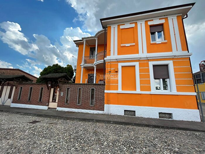 Casa con 7 locali in vendita in Via Roma, Castelnovetto