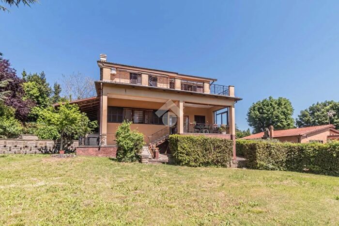 Casa con 12 locali in vendita in Via delle Ginestre, Sutri