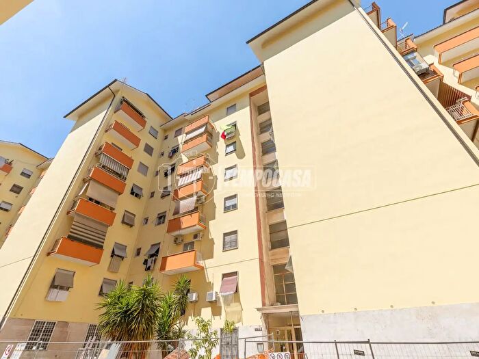 Appartamento trilocale in vendita in Via Calpurnio Fiamma, Roma