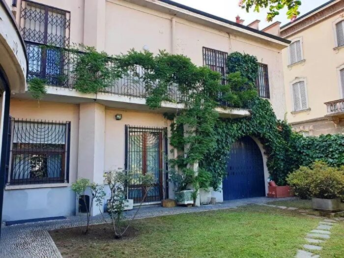 Casa con 11 locali in vendita in Viale Mazzini, Vigevano