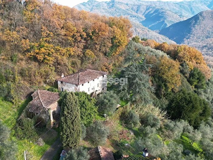 Casa con 10 locali in vendita in Via del Brennero, Lucca