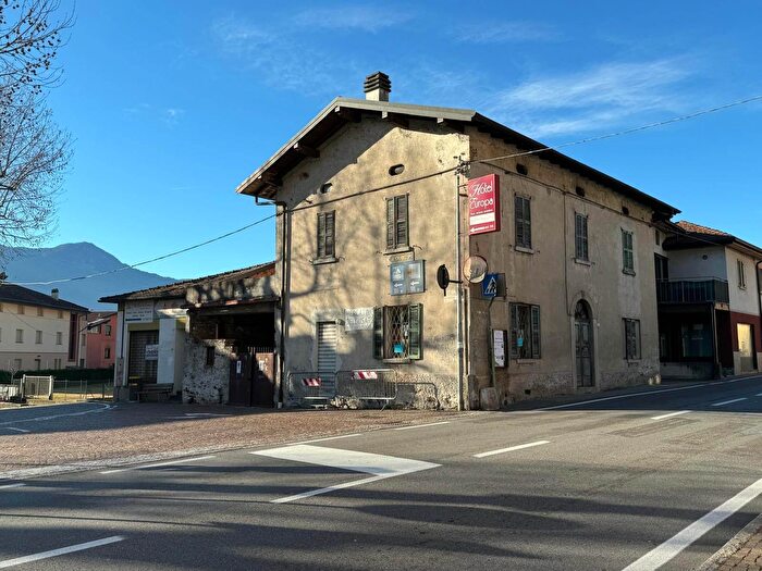 Casa con 6 locali in vendita in Via Vittorio Emanuele, Sorico