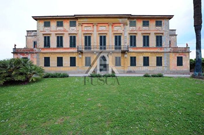 Casa con 6 locali in vendita in Via del Leccio Lappato, Capannori