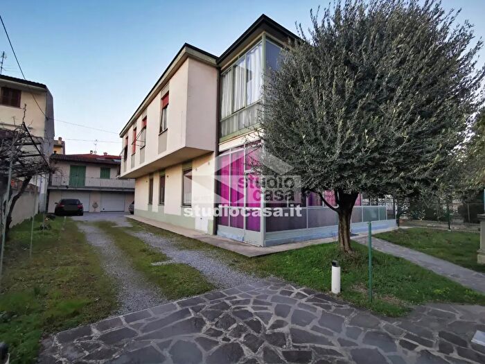 Appartamento con 6 locali in vendita in Via dei Cistercensi, Caravaggio