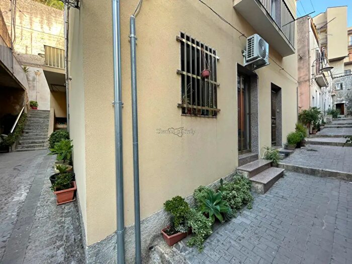 Appartamento trilocale in vendita in Via Tirella, Modica