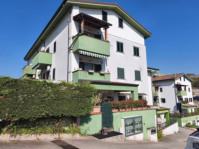 Appartamento trilocale in affitto in Via Salerni, Montalto Uffugo