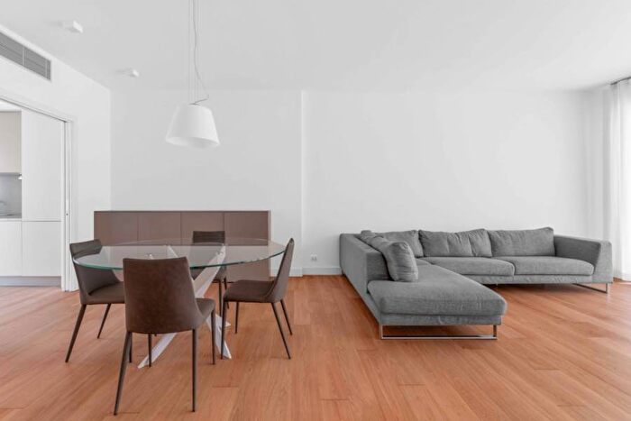 Appartamento quadrilocale in affitto in Via Varese, Moscova, Milano