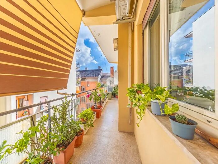 Appartamento trilocale in vendita in Via Emilio Praga, Roma
