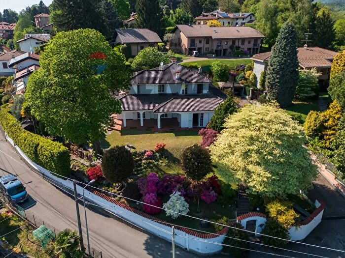 Casa con 10 locali in vendita in Via Londonio, Varese
