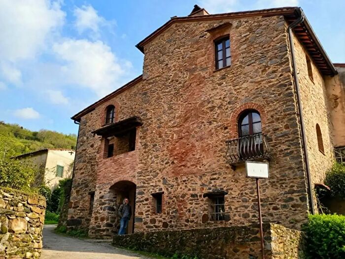 Casa con 8 locali in vendita in Calci