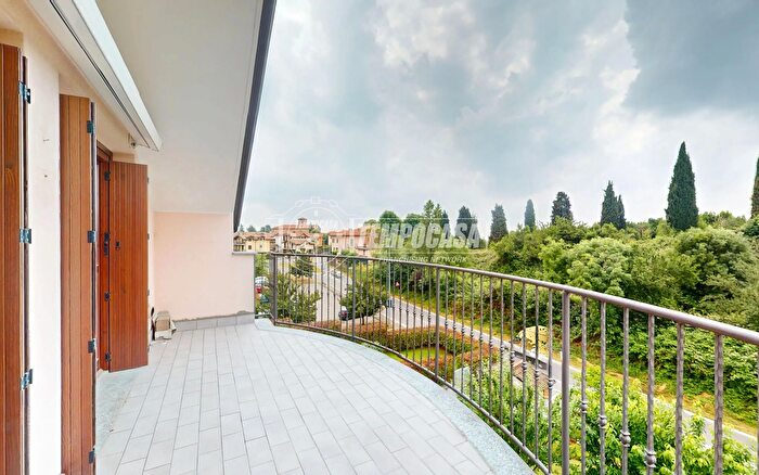 Appartamento bilocale in vendita in Via Camillo Benso Cavour, Besana In Brianza