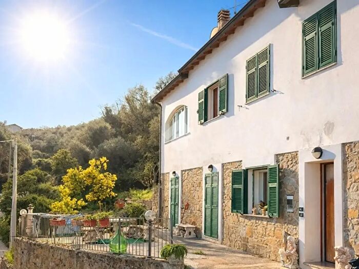 Casa con 9 locali in vendita in Via Monsignor Bartolomeo Tornatore, Dolceacqua