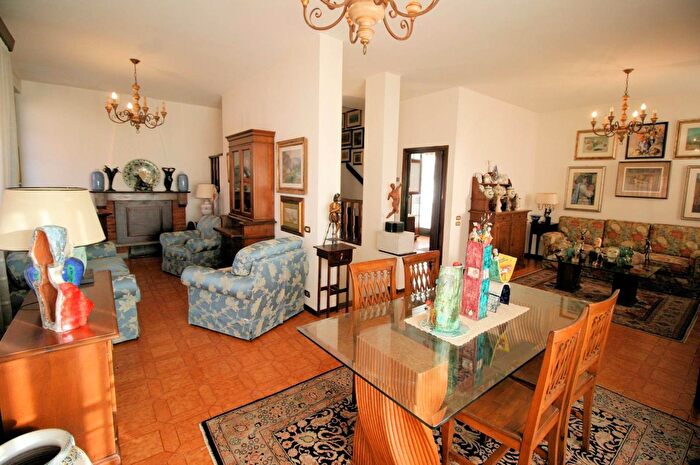 Casa con 10 locali in vendita in Montecatini Terme