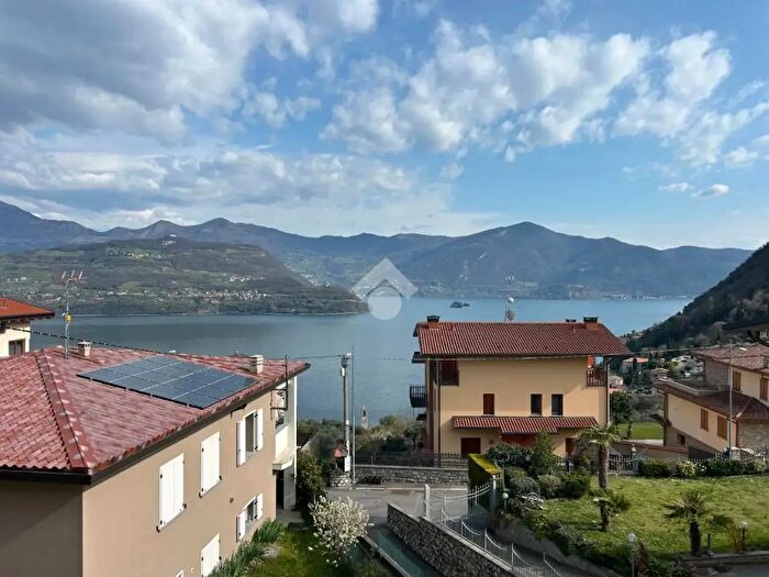 Appartamento trilocale in vendita in Via San Rocco, Tavernola Bergamasca