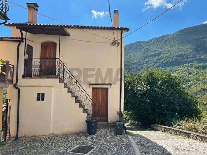 Casa con 5 locali in vendita in Via di Luzio, Pizzone