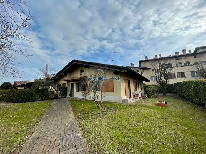 Casa con 10 locali in vendita in Via Le Murie, Crema