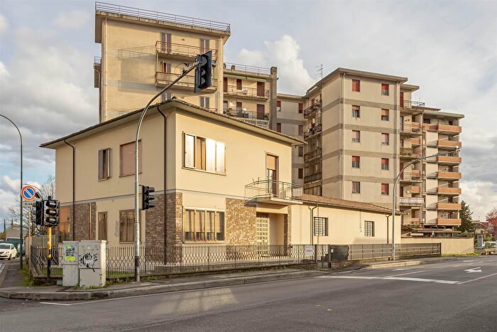 Casa con 7 locali in vendita in Via Volta, Campi Bisenzio