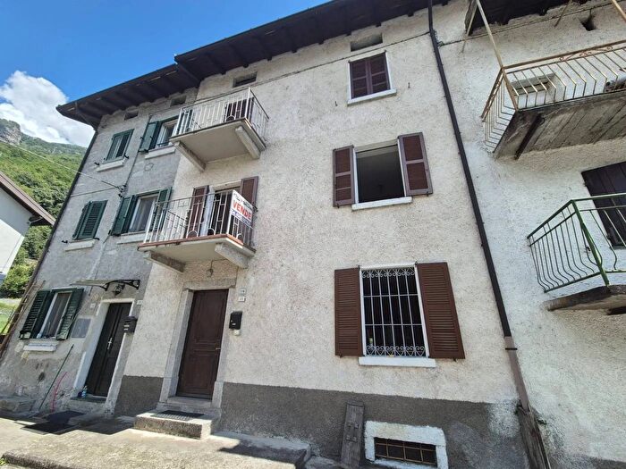 Casa con 5 locali in vendita in Via Roma Verceia, Verceia
