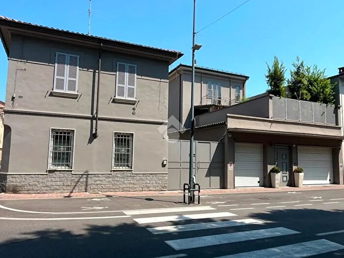 Casa con 6 locali in vendita in Viale Amendola, Castel San Giovanni