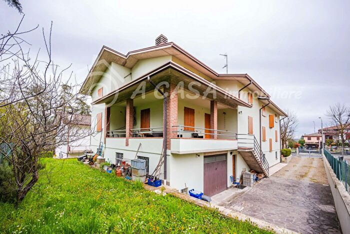 Casa con 8 locali in vendita in Via Monte Santo, Traversetolo