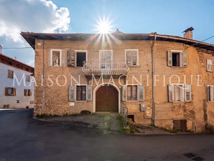 Casa con 8 locali in vendita in Via Fontana, Predaia