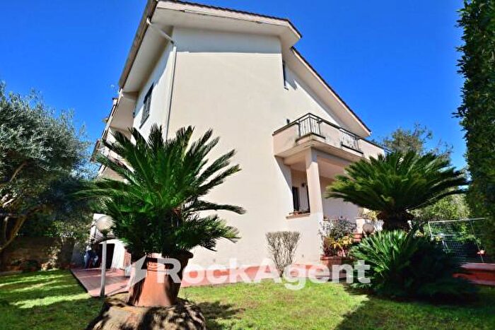 Casa con 6 locali in vendita in Via del Colle, Aprilia