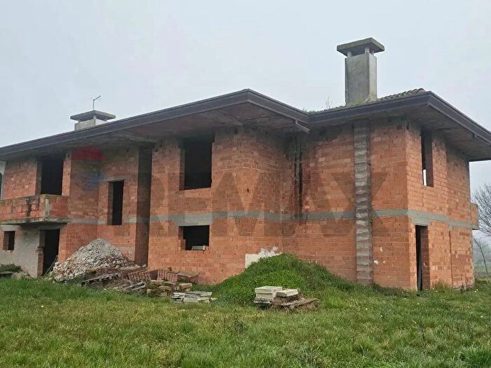 Casa con 10 locali in vendita in Santa Giustina In Colle