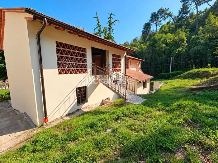 Casa con 11 locali in vendita in Camaiore