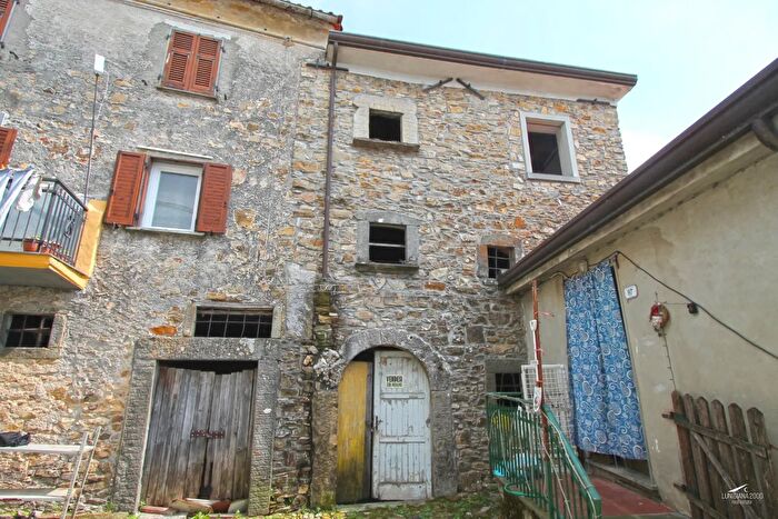 Casa con 6 locali in vendita in Fivizzano