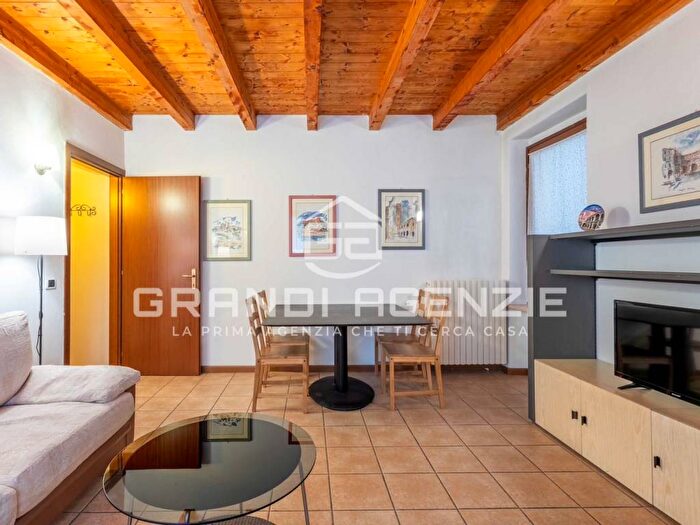 Appartamento trilocale in affitto in Via Scrimiari, Veronetta, Verona