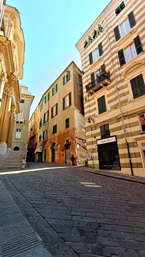Appartamento con 5 locali in vendita in Piazza dei Consoli, Savona