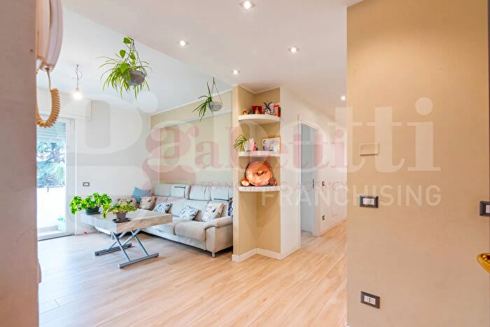 Appartamento quadrilocale in vendita in Via San Vigilio, Milano