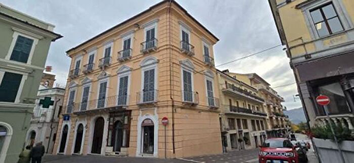 Appartamento quadrilocale in vendita in Piazza Luca da Penne, Penne