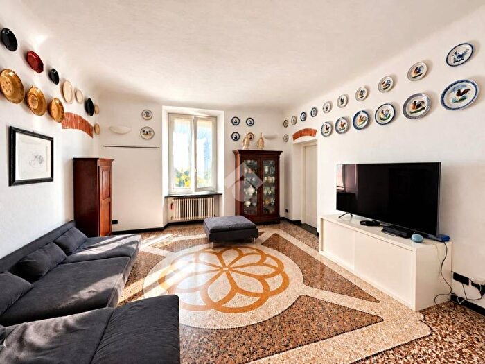 Appartamento con 6 locali in vendita in Via Gio Francesco Niella, Centro Storico, Savona