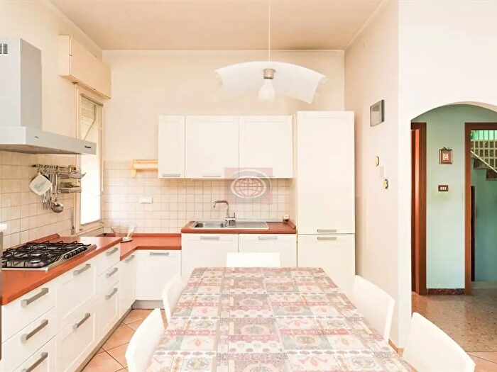 Casa con 8 locali in vendita in Cesena