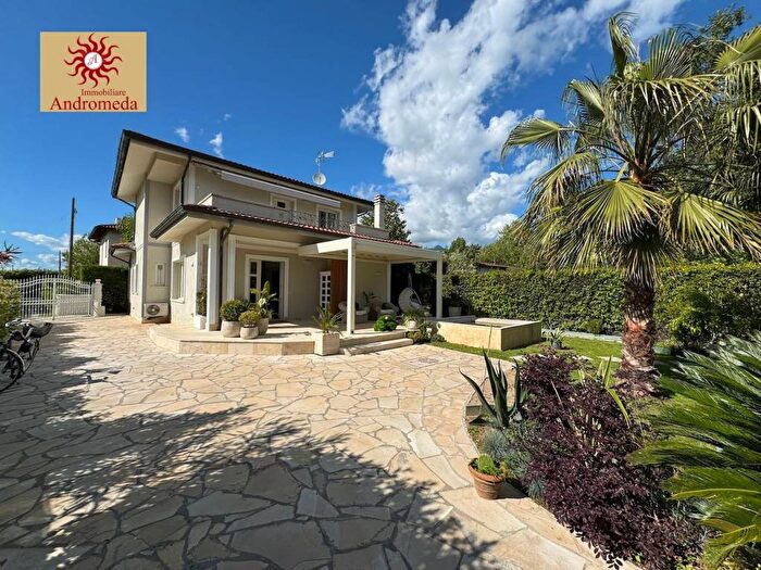 Casa con 5 locali in affitto in Via Versilia, Vittoria Apuana, Forte dei Marmi