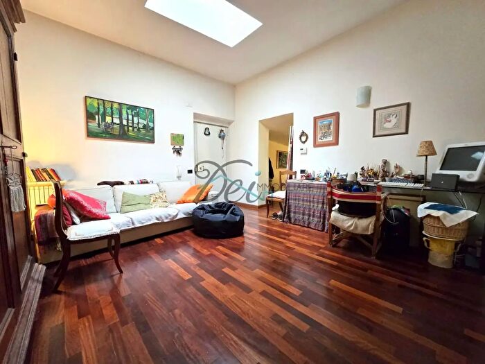 Appartamento con 7 locali in vendita in Piazza Bernardini, Lucca