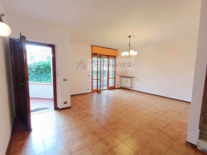 Casa con 7 locali in vendita in Via Cristoforo Colombo, Pietrasanta