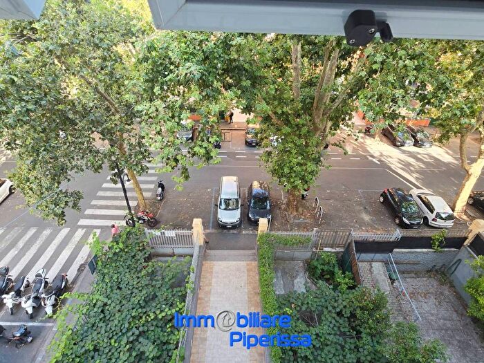 Appartamento trilocale in affitto in Via Giuseppe Casaregis, Foce, Genova