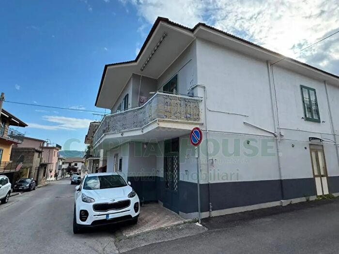 Casa con 6 locali in vendita in Quadrelle